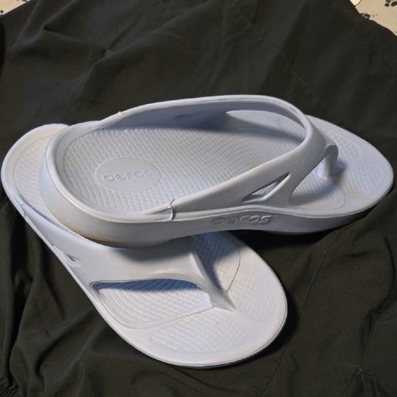 OOFOS Light Blue Flip Flops Sz 11 - Picture 1 of 2